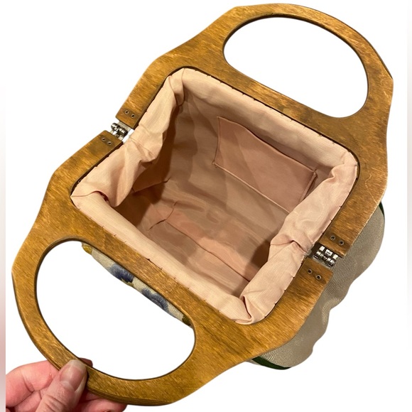 Vintage Floral Linen Wool Hand Embroidered Wood Handle Bermuda Bag 1960’s - Picture 3 of 7